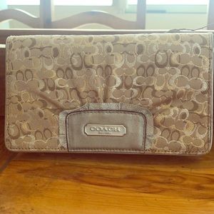 Coach Clutch / Wallet  wallet on chain.